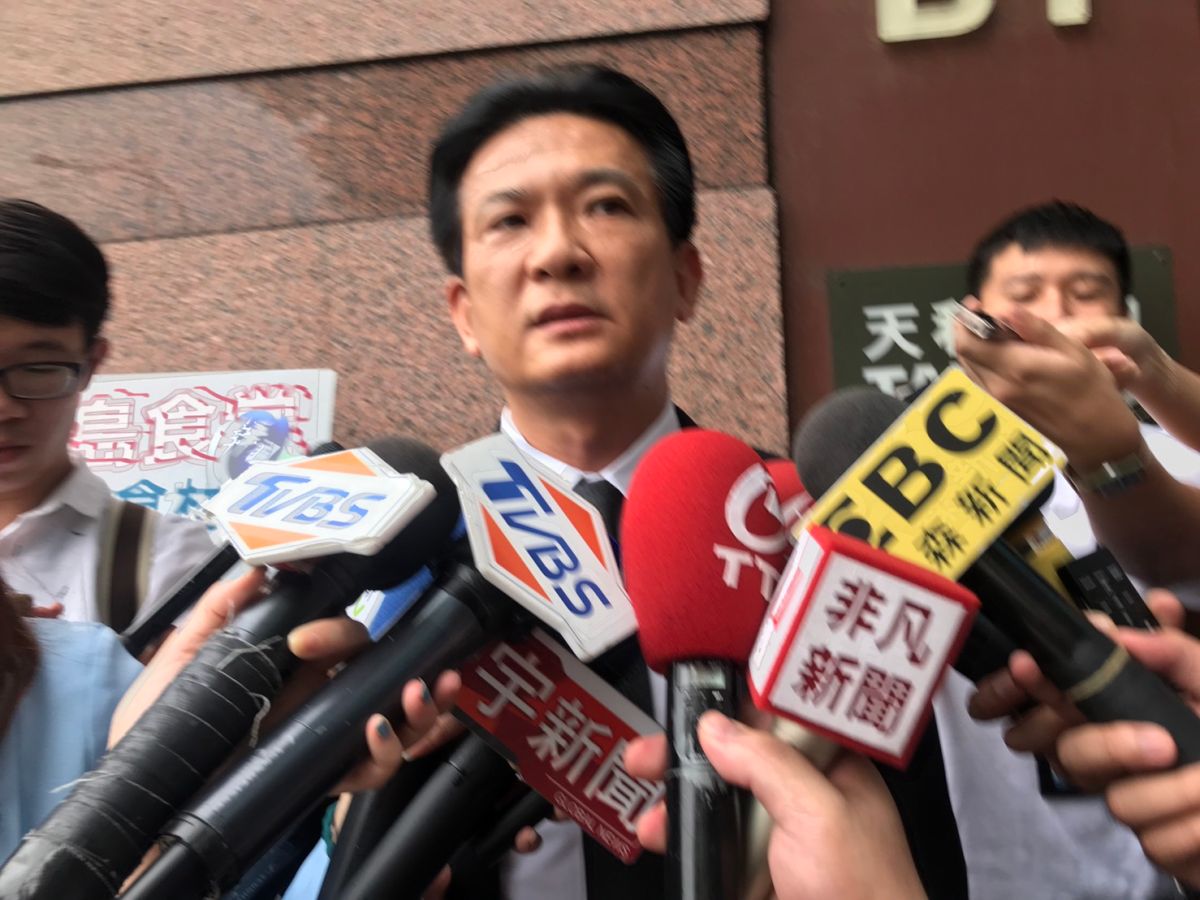 民進黨總統初選終於有了進程，黨中央今（15）日邀集蔡英文及賴清德兩陣營人士到黨部開會協商，代表賴清德的立委林俊憲會前受訪時表示，今天的重點在於時間。（圖／記者林人芳攝，2019,05,15)