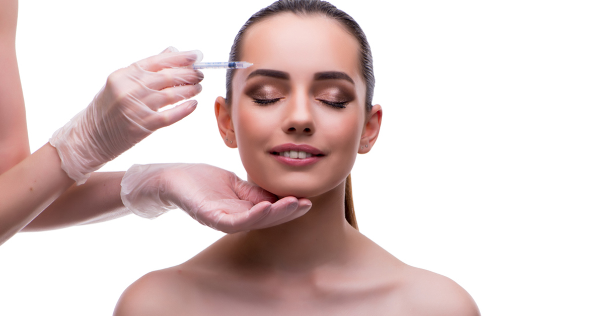 ▲隨著皮膚老化，額頭外側的眉上額肌支撐力會變弱，眉尾部位的皮膚下垂會壓迫眼皮，使得眼皮下垂，可透過直接提眉手術，亦可合併雙眼皮手術改善。（圖／ingimage）