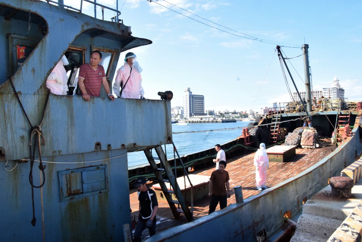 ▲澎湖海巡隊查扣一艘「無船名」越界大陸船，在清艙時赫然發現五公斤豬肉並立即啟動防疫SOP。（圖／記者張塵攝，2019.05.15）