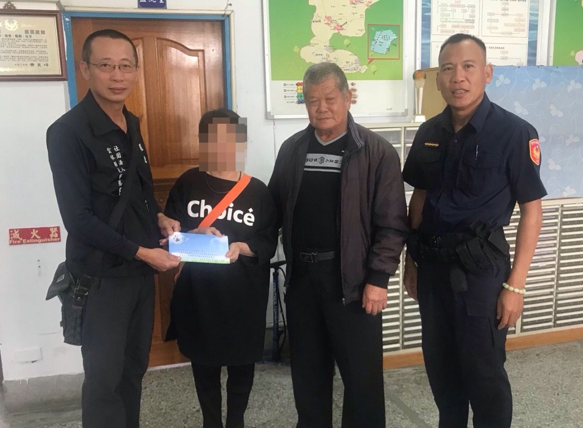▲警方結合大北里長蔡丁符〈右2〉協助申辦「馬上關懷」並聯繫各慈善團體、善心人士紓困。（圖／記者蘇榮泉攝，2019.05.15）