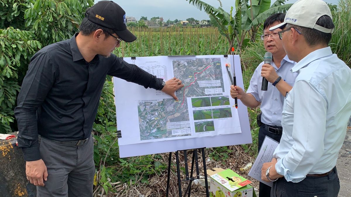 ▲立委劉建國向署長賴建信說明水患危及農地與居民生命財產安全。（圖／記者蘇榮泉攝，2019.05.15）