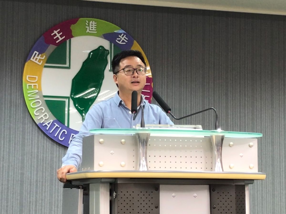 民進黨總統初選總統蔡英文與前行政院長賴清德，15日進行雙方陣營事務性協商，秘書長羅文嘉表示，今天會議結論，雙方都同意舉辦電視政見發表會。（圖／記者林人芳攝，2019,05,15)