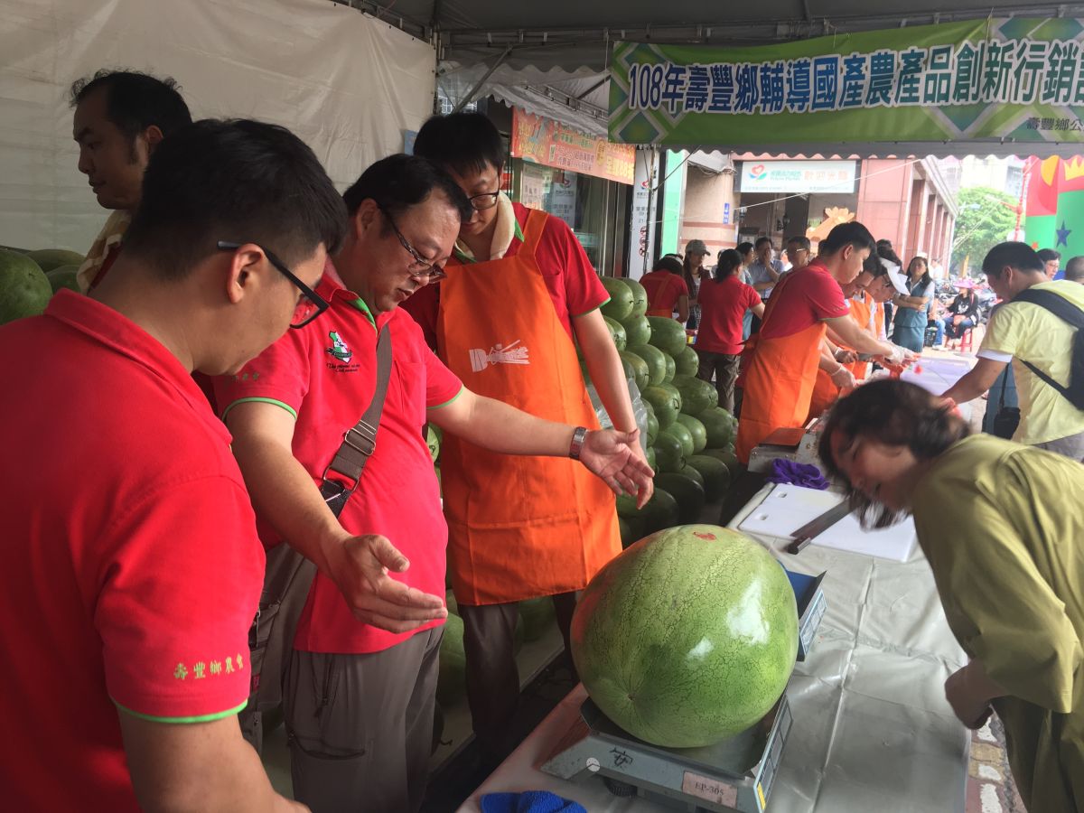 ▲壽豐鄉農會今日運送13噸「果艷西瓜」到板橋販售，整顆每斤20元、切片每斤22元。（圖／記者陳志仁攝，2019.05.15）