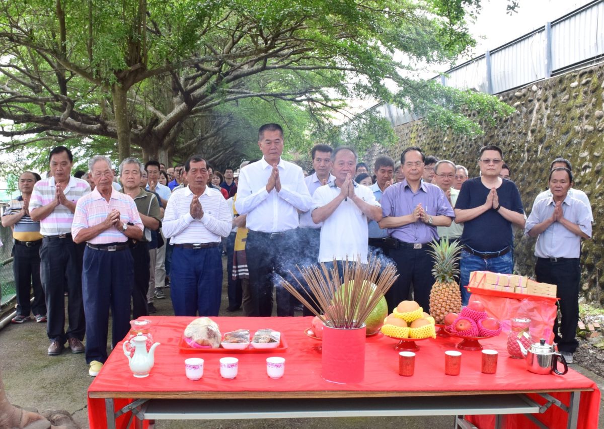 ▲會長林文瑞率幹部及會員在林內鄉觸口派駐站斗六大圳分水門前舉行圳頭祭。（圖／記者蘇榮泉攝，2019.05.15）