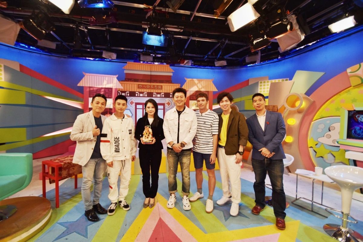 ▲主持人庹宗康（中）也是三太子的信徒。（圖／緯來綜合台）