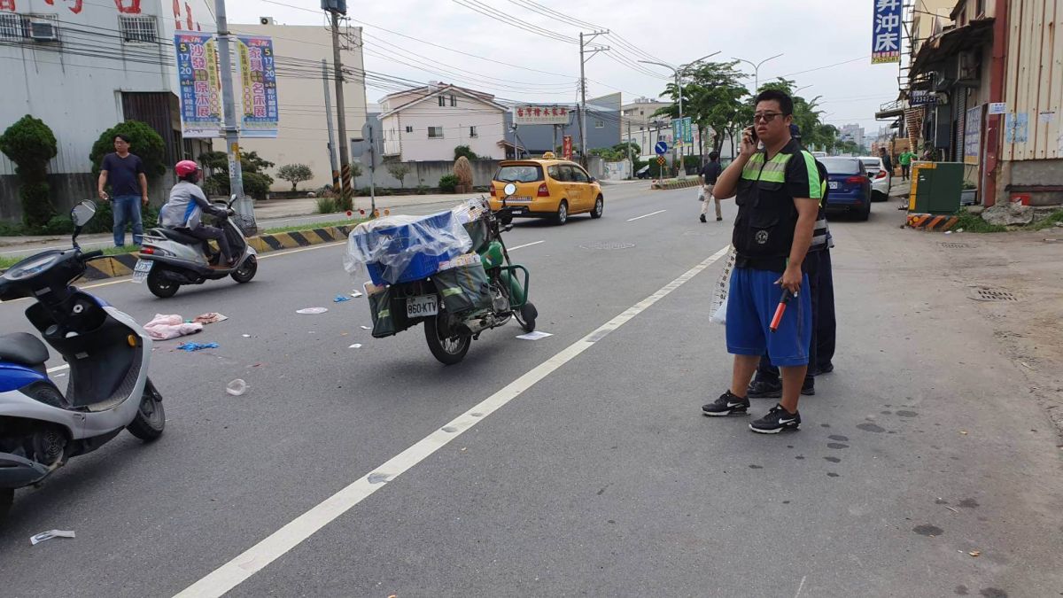 ▲和美郵局郵務士送信途中與機車發生擦撞，與後方機車擦撞，坐後座的婦人當場頭破血流，送醫搶救後不幸傷重不治。（圖／記者陳雅芳翻攝，2019.05.15）