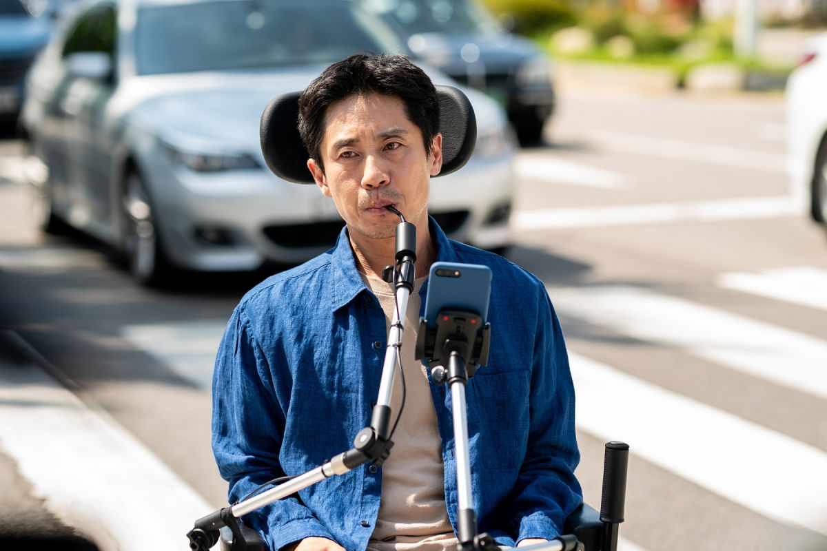 ▲劇組安排申河均「馬路飆輪椅」戲碼，嚇得他一身冷汗。（圖／采昌國際多媒體）