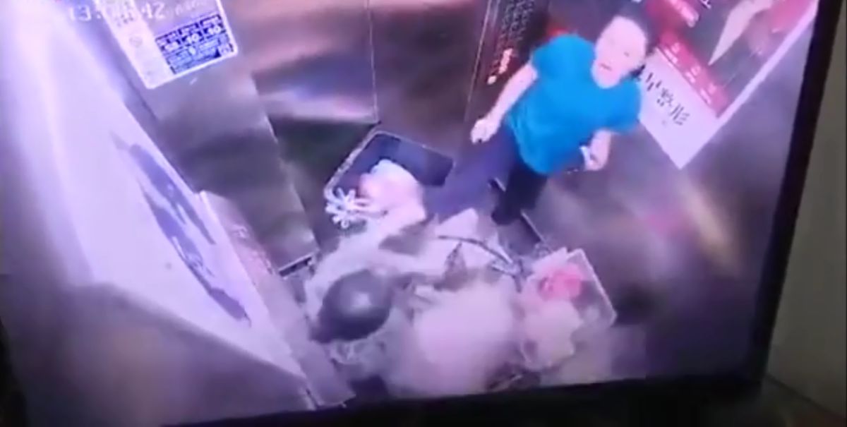▲藍衣女直接舉起腳就對鄭女狠狠連踹三腳，讓鄭女又痛又委屈，當場就在電梯裡哭了。（圖／翻攝自影片）