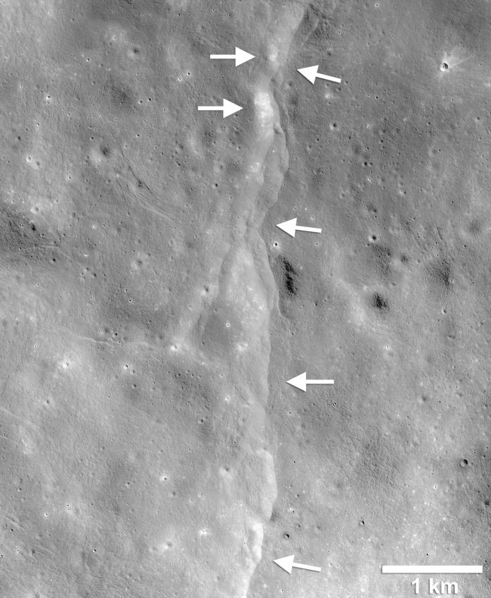 ▲月球縮小會形成逆斷層。（圖／翻攝自《NASA》官網）