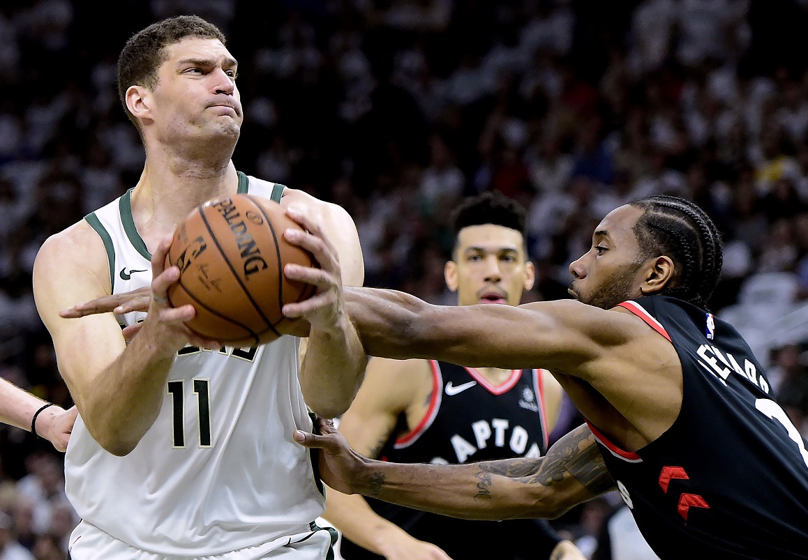 公鹿中鋒Brook Lopez成為自由球員，湖人有高度興趣網羅。（圖／美聯社／達志影像）