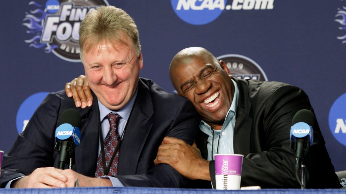 ▲NBA傳奇球星「大鳥」Larry Bird和「魔術強森」Magic Johnson。（圖／美聯社／達志影像）
