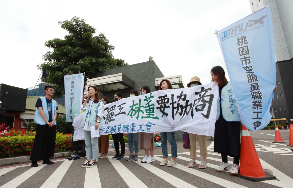 ▲廖以勤透露，長榮航空在公司網站發出問卷，詢問空服組員是否會在罷工期間支援，且該問卷有設期限，若未如期填寫將視為將參加罷工，的確讓有些組員感到心理壓力。（圖／記者李春台攝, 2019.05.16）