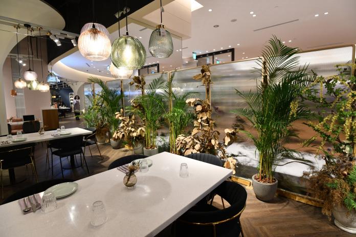 ▲P&T 柏林茶館空間結合植栽花藝，被捧為超好拍的叢林秘境。（圖／記者林柏年攝）