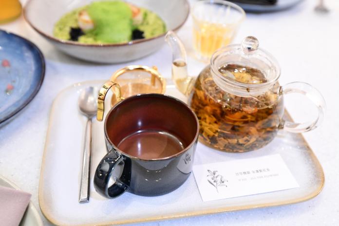 ▲金盞繁花茶，擁有多種性質溫和的花草，茶湯充滿療癒力。（圖／記者林柏年攝）