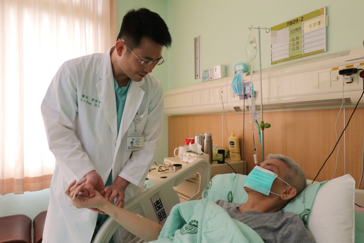 ▲亞大醫院心導管室主任黃國書檢查患者術後狀況。（圖／亞洲大學附屬醫院提供）