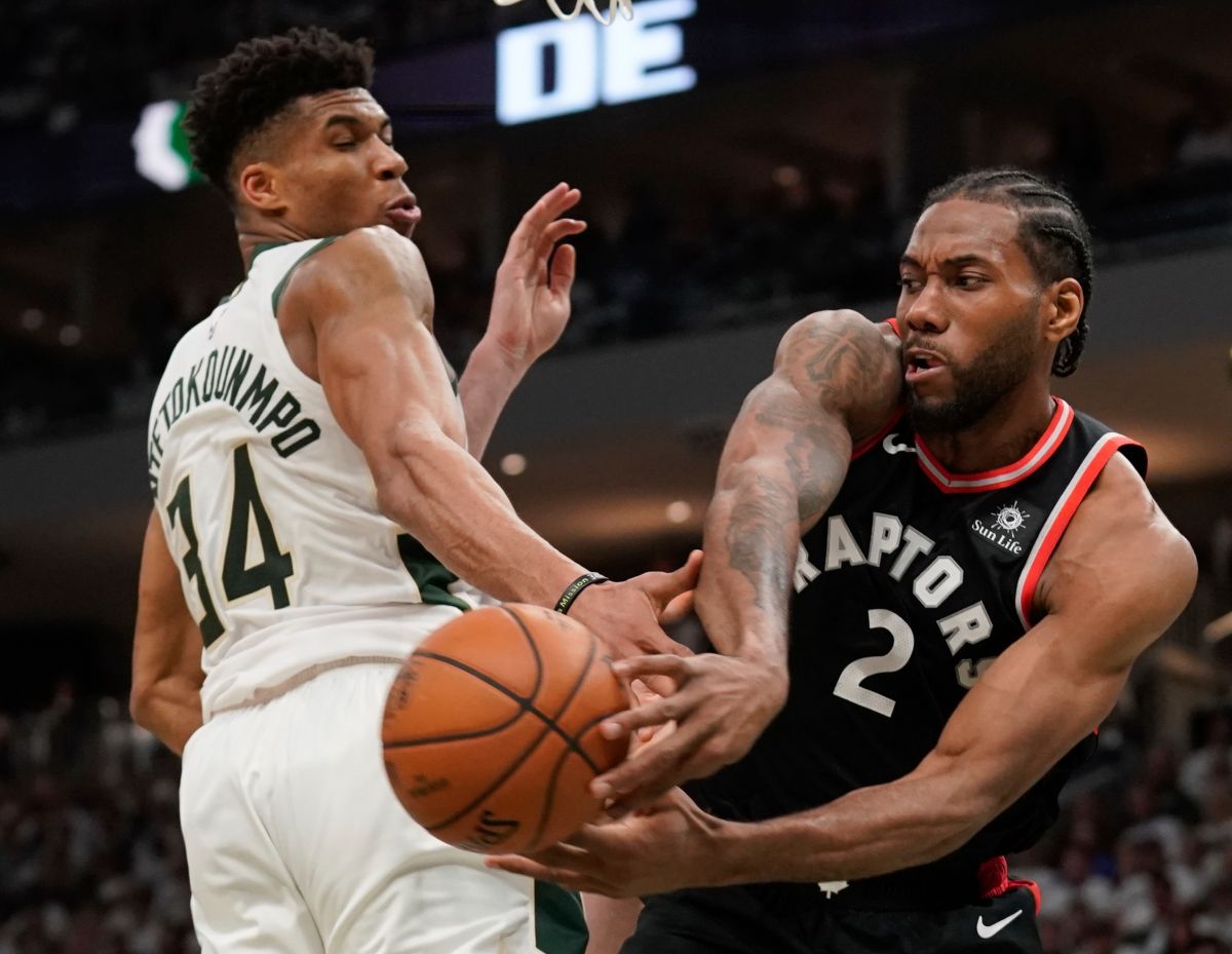 ▲公鹿「字母哥」 Giannis Antetokounmpo(左)對位暴龍「可愛」Kawhi Leonard。（圖／美聯社／達志影像）