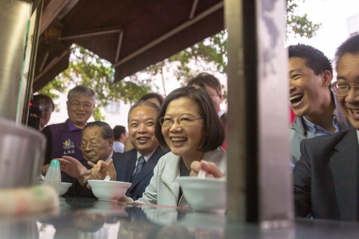 針對高雄市長韓國瑜再拋「總統兼行政院長」議題，總統蔡英文16日受訪時表示，「現在台灣的總統是蔡英文」，「總統的事情就交給我，那他好好去做市政」（圖／總統府提供）