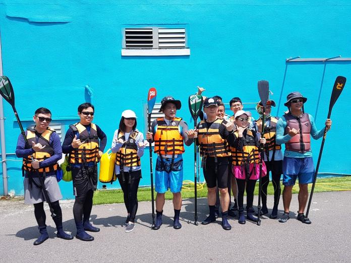 蘇澳鎮公所與南方澳當地業者「水行者俱樂部」合作，進行SUP立槳秘境踏勘，出發前合照