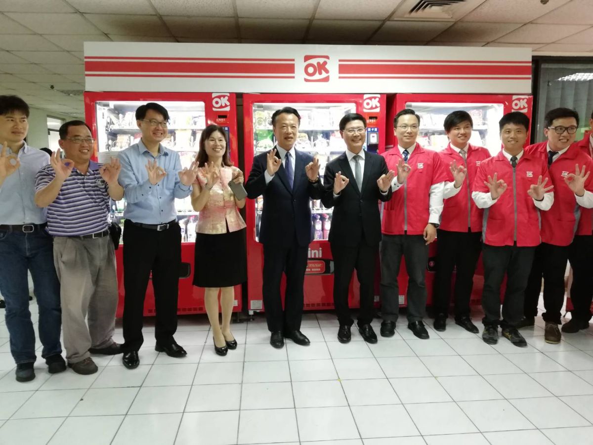 ▲嘉義縣政府為打造無現金支付的智慧城市，引進OK mini「無現金交易自動販賣機」。（圖/記者邱嘉琪攝，2019.05.16）