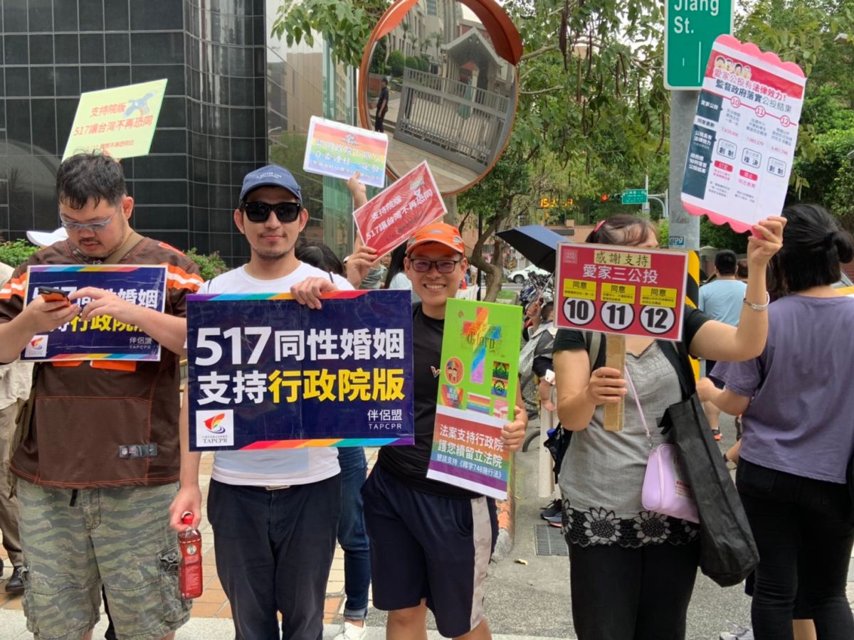 在立法院及立委辦公大樓的路上，挺同、反同聚集在此向立委喊話。 (圖/記者吳承翰攝)