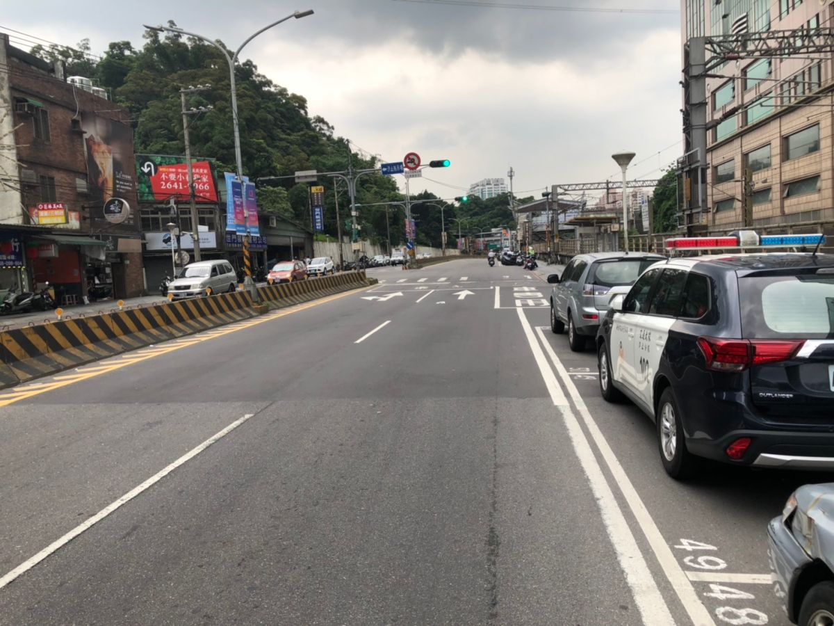 ▲為提升汐止區大同路道路安全，新北市政府會勘後，決定將增設警告標誌、加強違規取締及車道空間重新配置等三項對策，以確保人車更安全。（圖／新北市交通局提供）