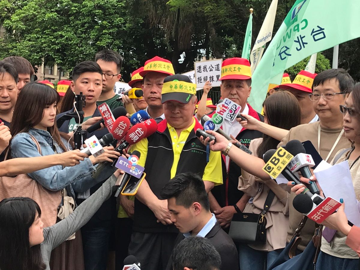 為了爭取留住現任董事長及總經理，並還中華郵政清譽，中華郵政工會16日號召近500名員工赴行政院抗議，工會理事長吳文豐強調，工會限行政院15天內要給工會一個交代，否則不排除發動更大的抗爭行動。（圖／記者林人芳攝，2019,05,16)