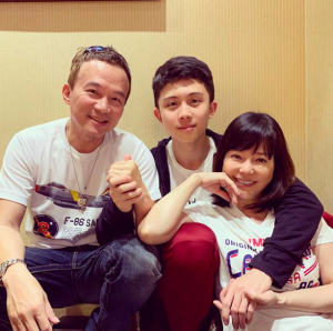 ▲孫鵬（左起）、孫安佐、狄鶯一家感情超好。（圖／翻攝自IG）