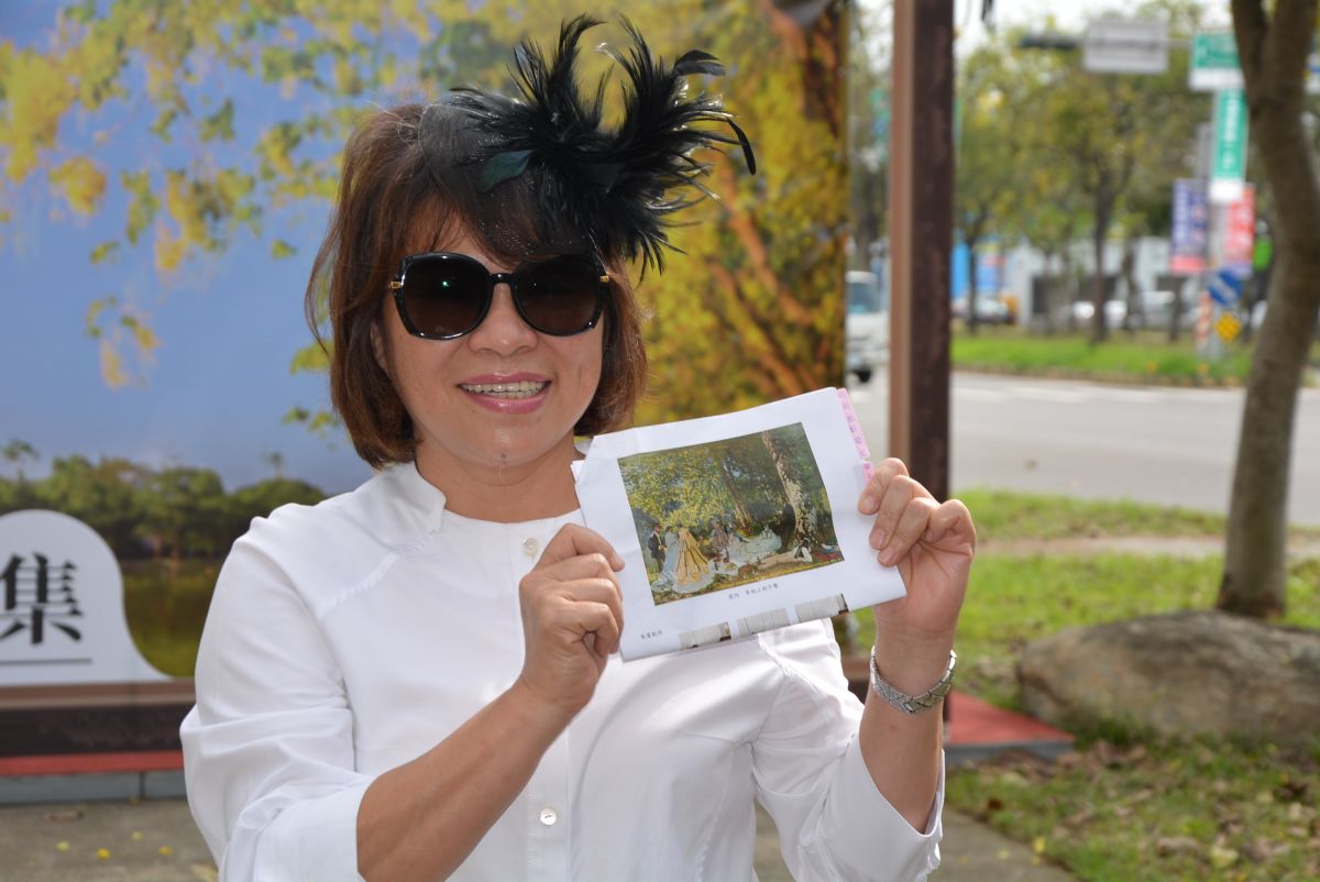 ：▲黃敏惠市長所持莫內名畫─草地上的午餐中與世賢路阿勃勒樹景有異曲同工之妙。（圖／記者郭政隆攝影2019.5.16）