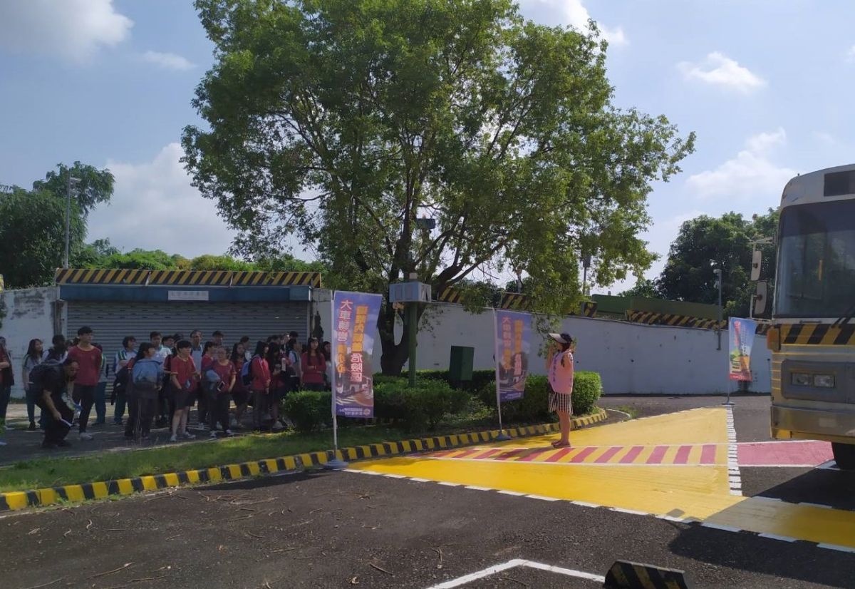 ▲師生認識大型車內輪差的視野死角。（圖／記者蘇榮泉攝，2019.05.16）