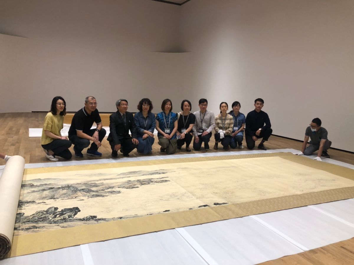 ▲南美館與史博館代表與寶島長春圖合影（圖／記者林怡孜攝，2019,05,16）