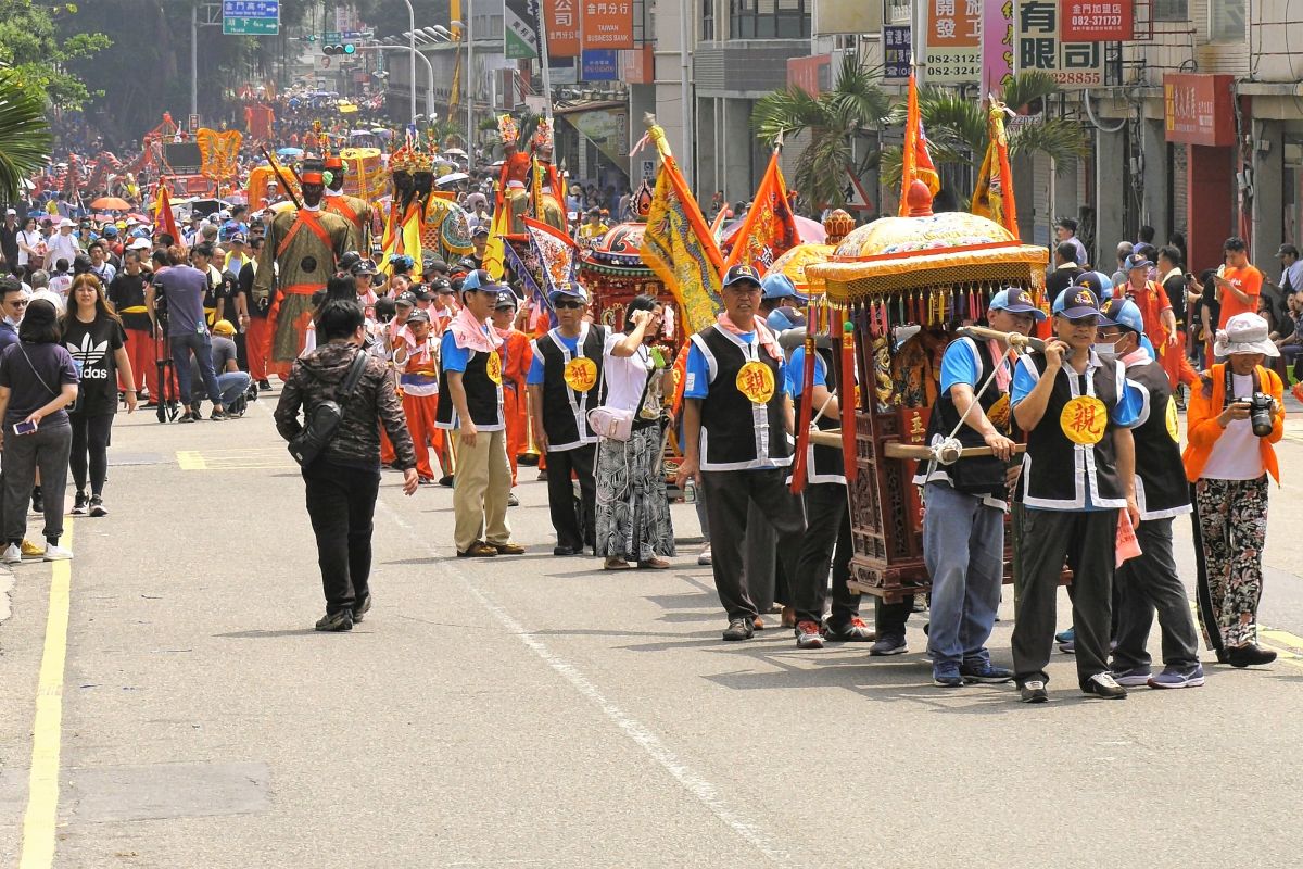 ▲巡安繞境隊伍綿延超過3公里，沿途鑼鼓喧天，砲聲連連。（圖／蔡若喬攝, 2019.05.16）