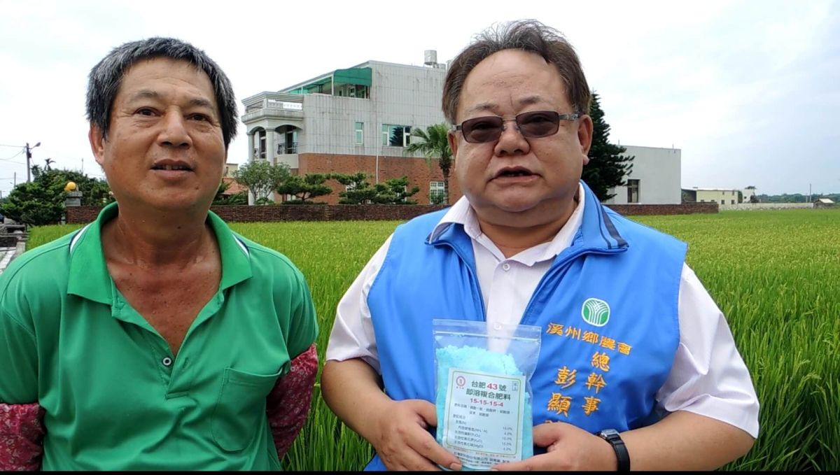 ▲農會總幹事彭顯賦說，面臨農工缺乏，這一項即溶肥料施肥可以省去人力，期用不會酸化土壤，且能迅速補充植物養分。（圖／記者陳雅芳攝，2019.05.16）
