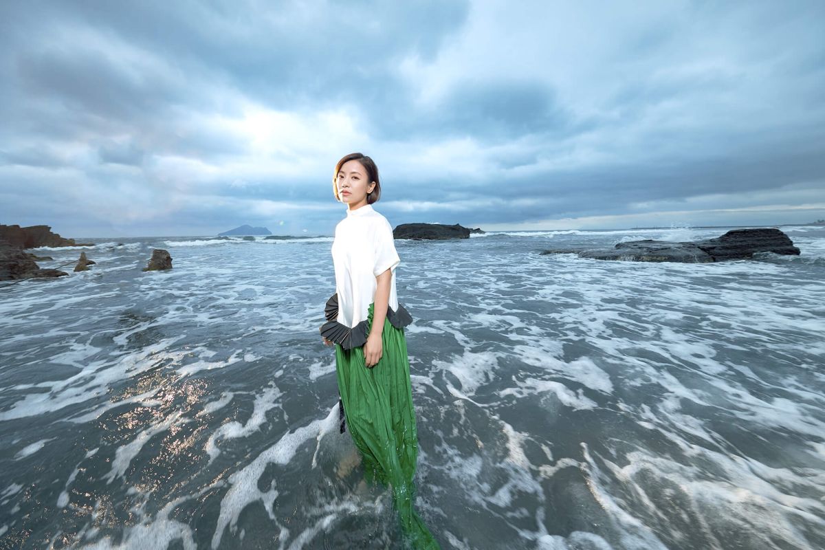 ▲丁噹為拍MV，眼睛感染急性結膜炎。（圖／相信音樂提供） 
