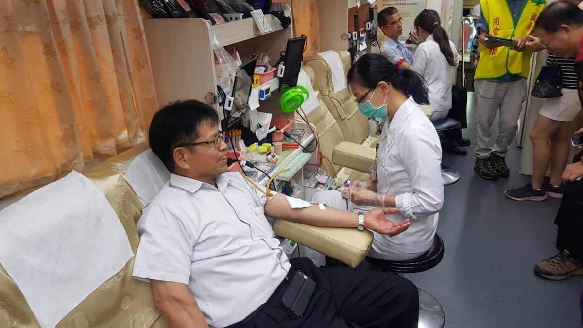 ▲台灣電力公司彰化區處舉辦「熱血台電‧捐起來」活動，彰化區處長林錫儀率先挽袖響應 「捐血一袋、救人一命」。（圖／記者陳雅芳攝，2019.05.16）