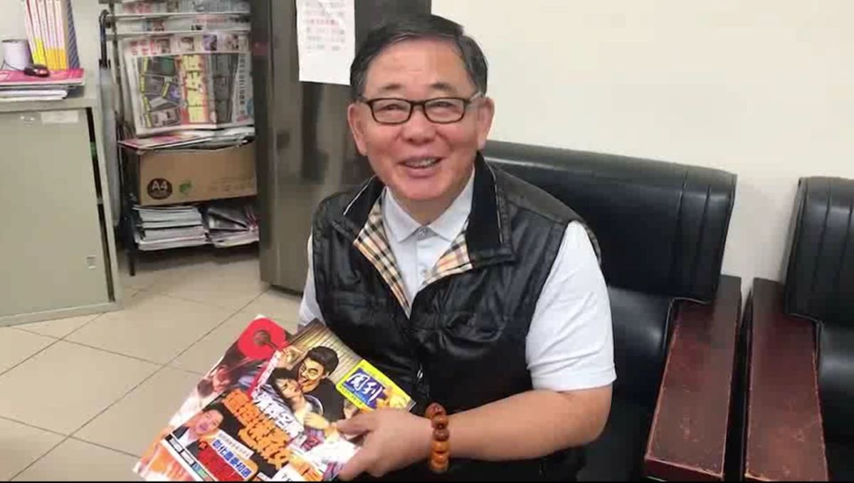 ▲彰化縣總工會秘書長溫國銘帶領工會代表前往彰化分局不滿，警方查扣揭露張瀚天販毒吸毒入獄的相關雜誌(周刊王)。（圖／記者陳雅芳攝，2019.05.16）