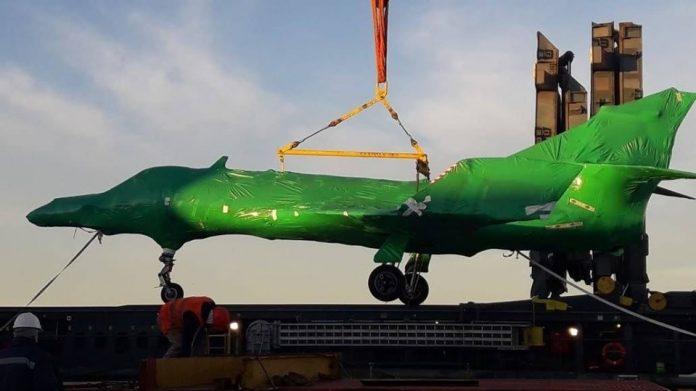 ▲阿根廷軍方購買的超級軍旗攻擊機，包著綠色塑膠布運抵港口。（圖／阿根廷海軍）