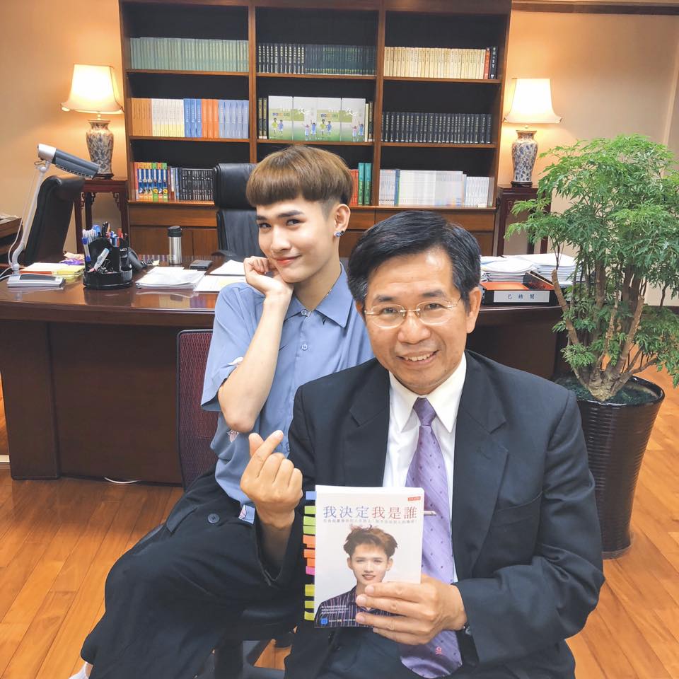 網紅鍾明軒日前受邀造訪教育部與教育部長潘文忠對談，鍾明軒以過來人身份，向潘文忠談到校園霸凌與台灣補習文化等問題，潘文忠除了一一給出解答，也不忘向鍾明軒討教該如何應對網路酸民。（圖／翻攝自鍾明軒臉書）