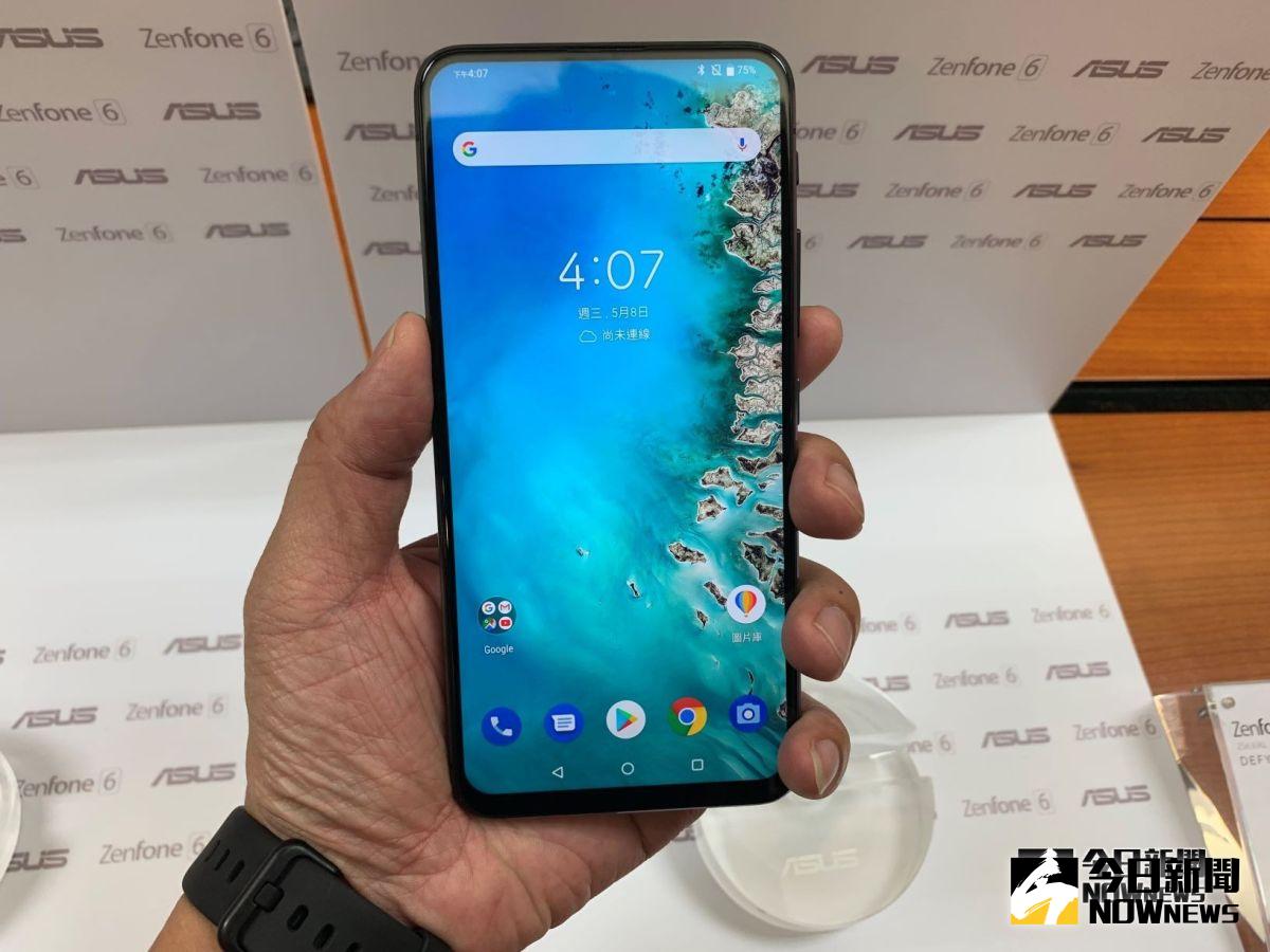 ▲可以輕鬆一手掌握的華碩ZenFone 6 具備高螢幕佔比的全螢幕設計。（圖／記者劉士成攝）