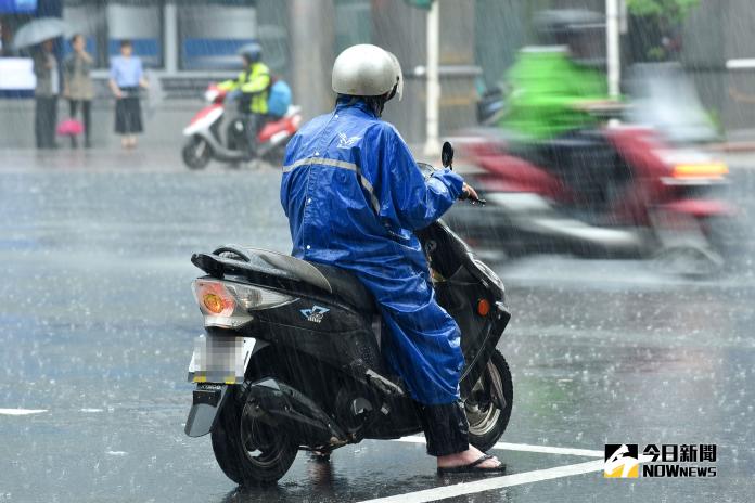 ▲氣象局今（ 17 ）日針對新竹以北及東北部地區發布豪雨特報，外出記得攜帶雨具備用。（圖／NOWnews資料圖片）