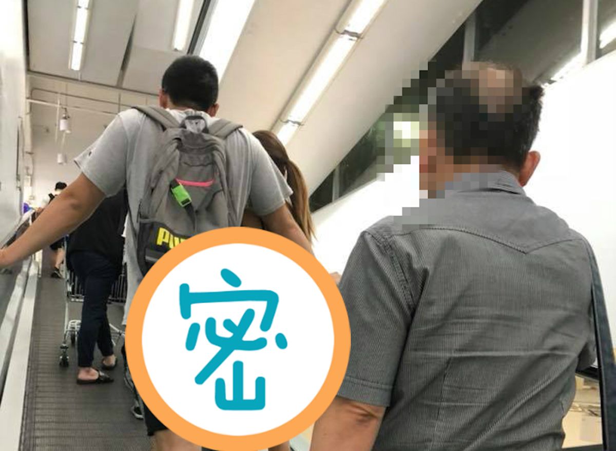 ▲手扶梯上一名穿著清涼的正妹，「屁股蛋」呼之欲出，就連一旁的阿伯視線也疑似被這名正妹的背影吸引。（圖／翻攝自爆廢公社）