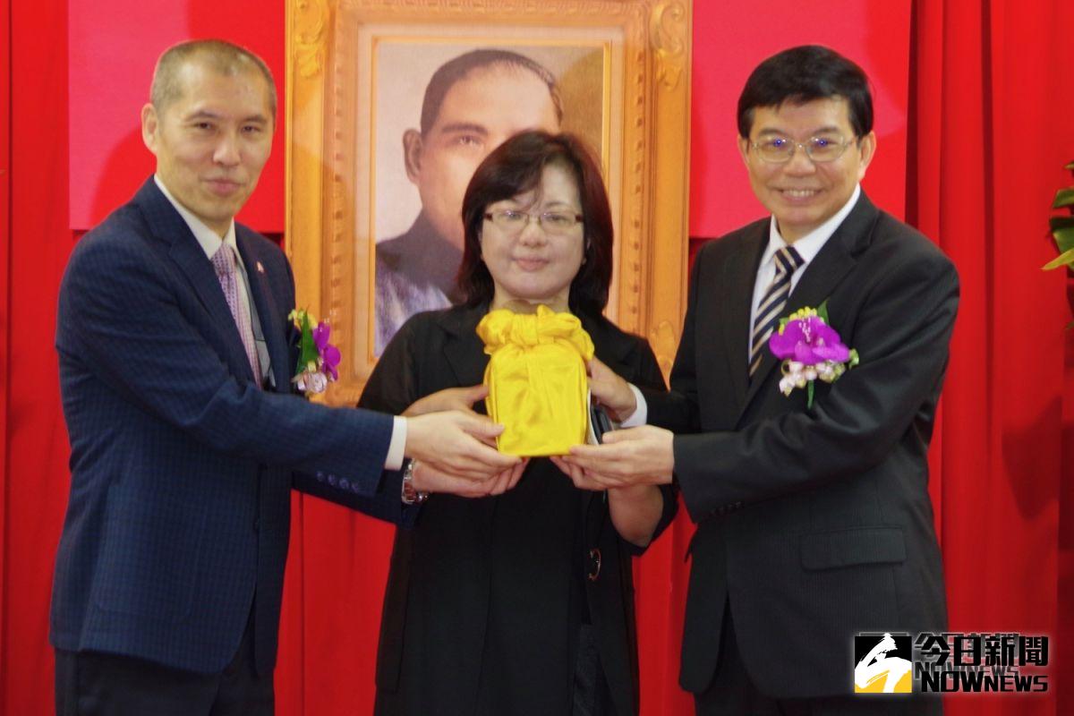 ▲交通部政務次長今（ 17 ）日接掌中華郵政代理董事長一職，澄清整起招標案程序合法，完全沒有弊端，僅公益性不符合當初的招標精神。（圖／記者陳致宇攝, 2019.05.17）