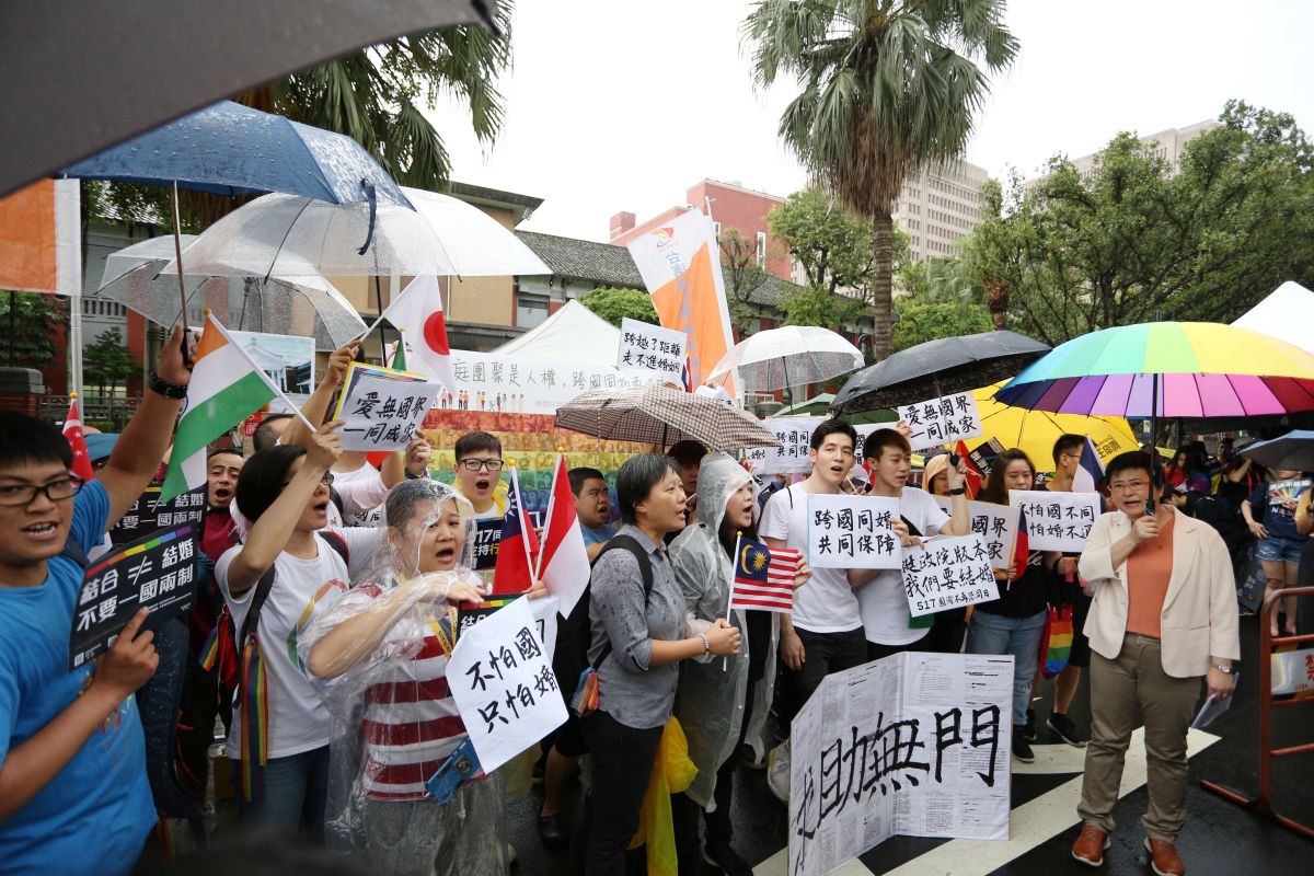 立法院今（17）日針對同性婚姻召開最終審查，伴侶盟與台灣跨國同婚平權聯盟召開記者會，呼籲立委除了為政院專法投下贊成票外，也應允許跨國同性伴侶也能不分國籍、合法結婚。（圖／伴侶盟提供）