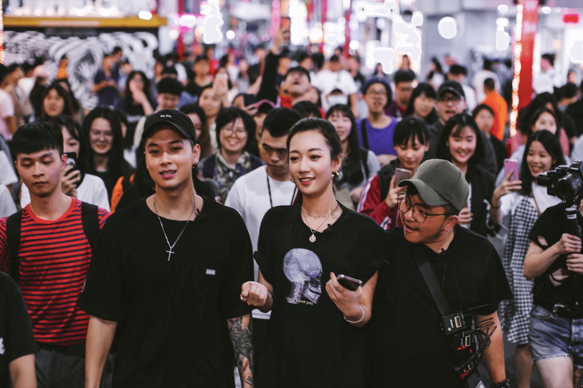 ▲Julia吳卓源、高爾宣在街頭進行活動。（圖／KKBOX提供）
