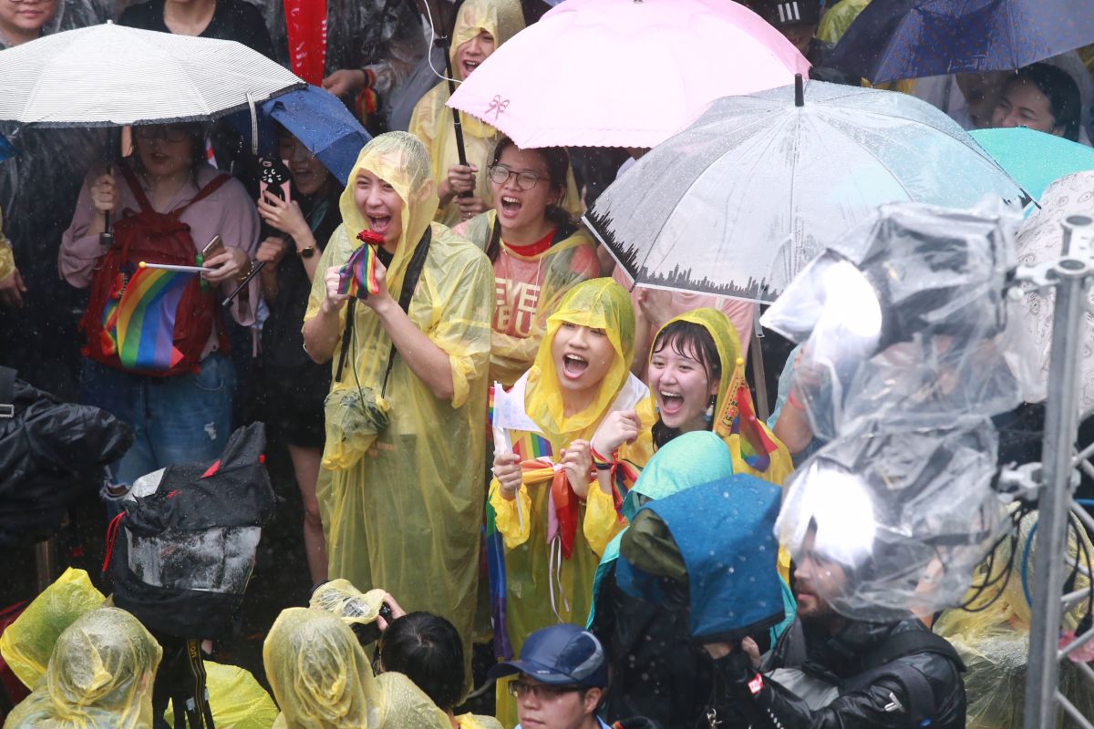 同婚專法今（17）日於立法院進行最後表決，稍早立院進行逐條表決，第一、第二條已獲通過做成決議，關鍵第四條更如願通過。性別團體聚集青島東路情緒超high，高呼「謝謝委員」，也表示國民黨立委沈智慧、賴士葆依然不斷跳針。（圖／記者葉政勳攝）