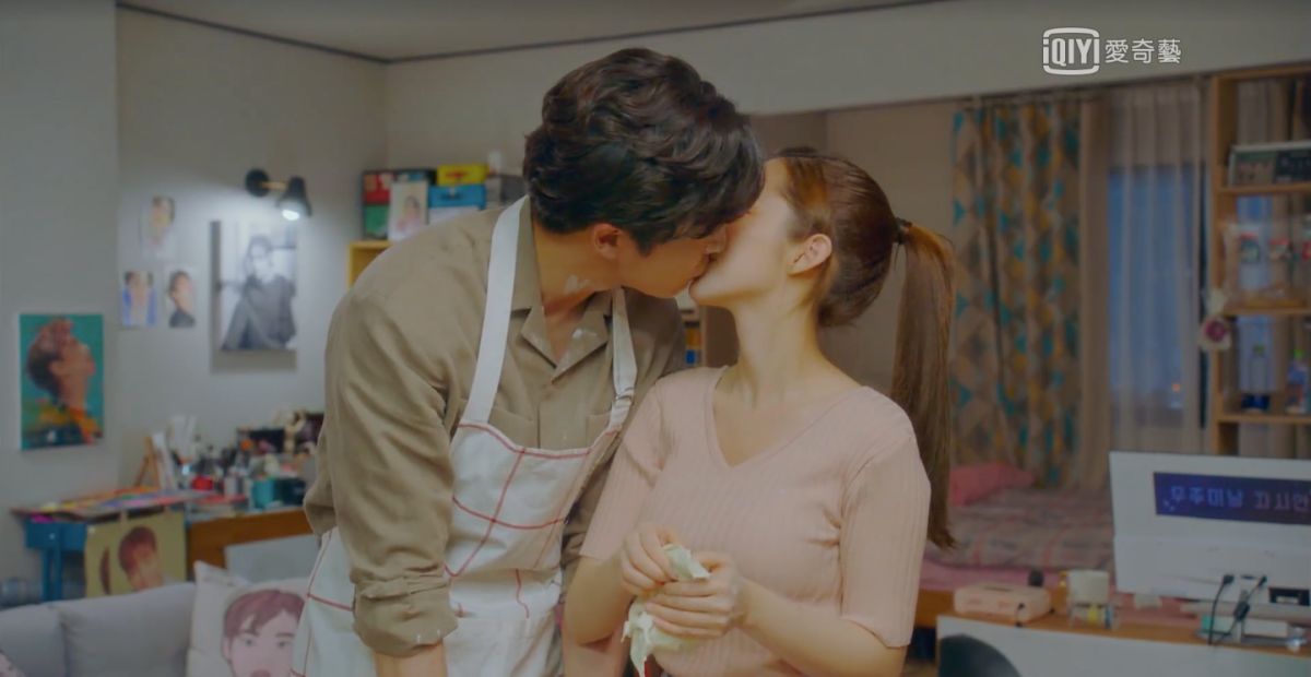 ▲朴敏英、金材昱煮飯煮到吻不停。（圖／愛奇藝台灣站）