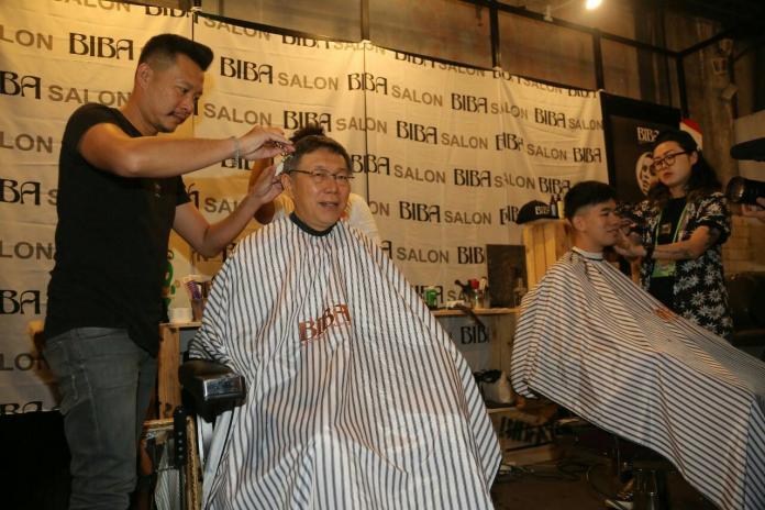 台北市長柯文哲17日出席2019雜學青封閉講堂，當眾修剪頭髮。（圖 / 台北市政府提供）