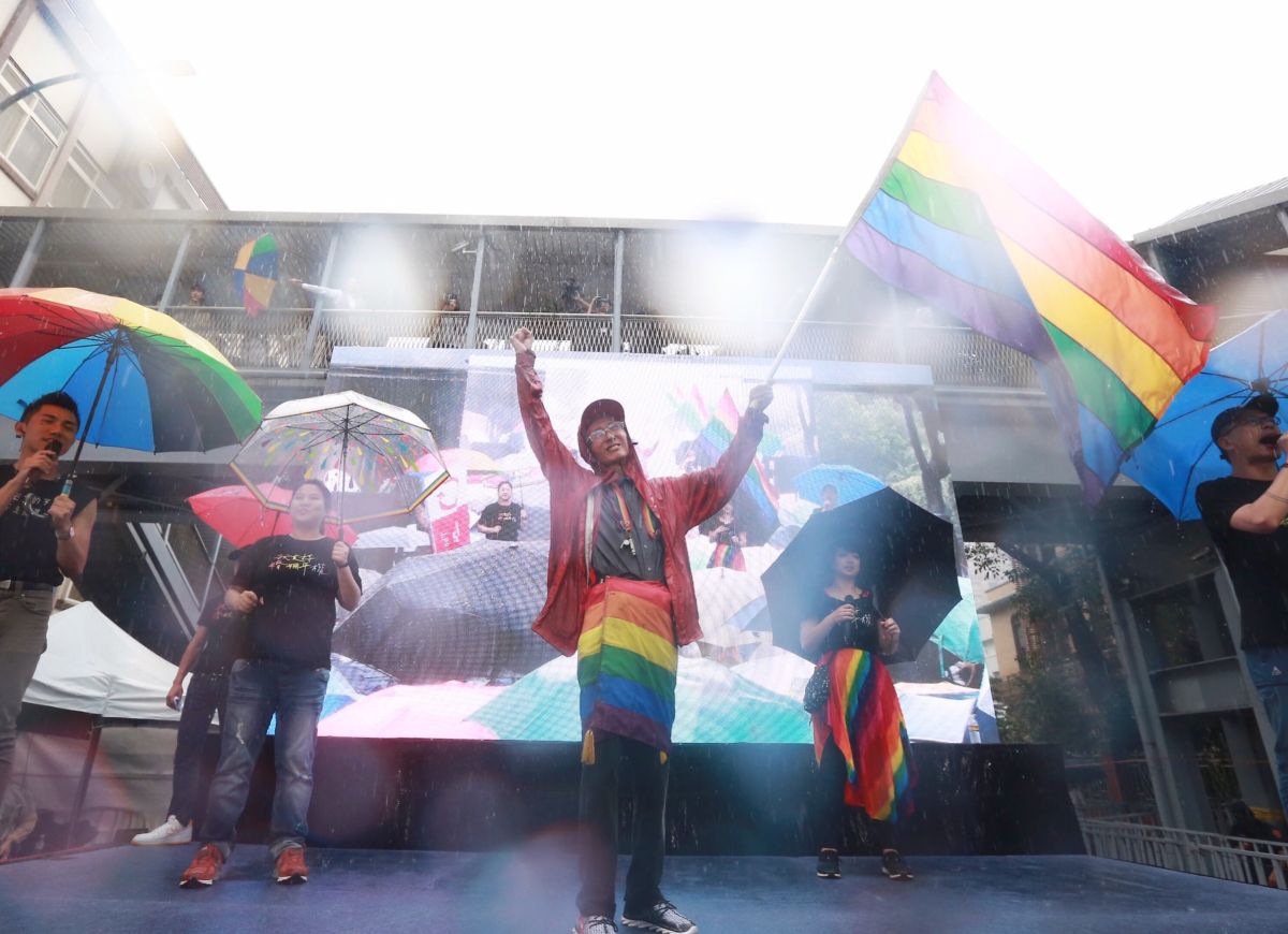 政院版第二十條談及繼親收養，關係之一方收養他方之親生子女時，準用民法相關收養規定，第20條稍早如願通過，同志將可收養另一方親生子女。（圖／記者葉政勳攝）