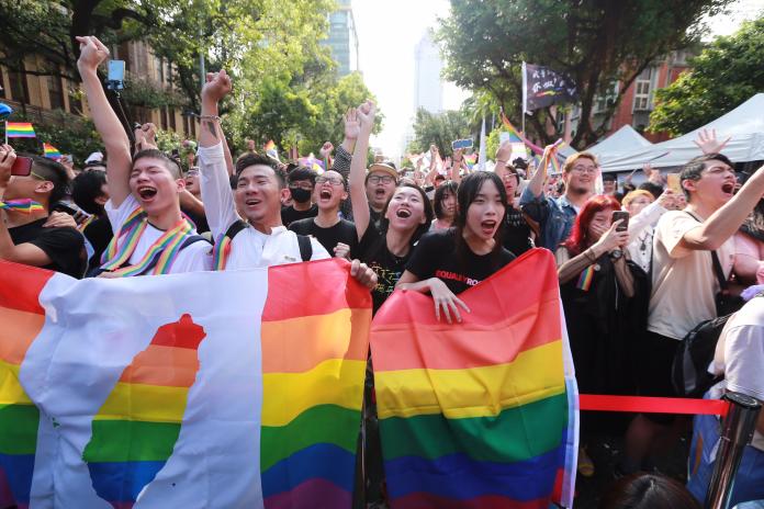 同婚專法立院落槌　場外振奮：婚姻平權亞洲第一！
