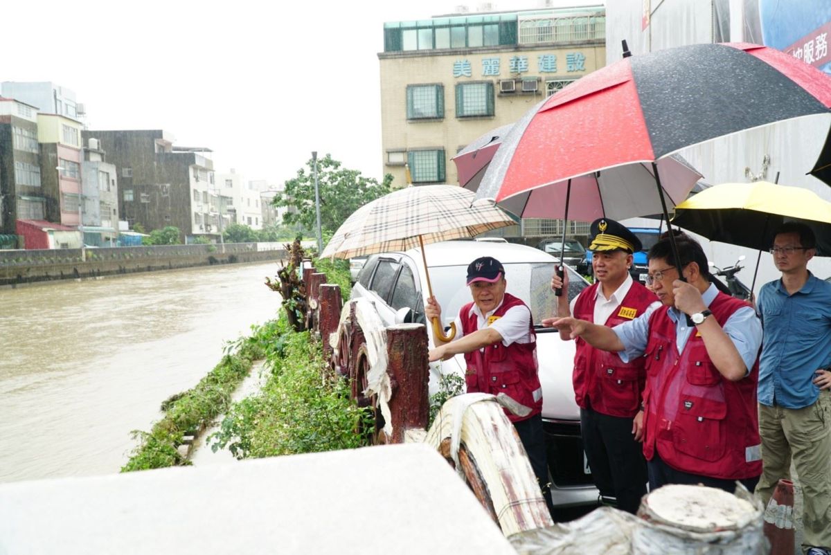 ▲新竹縣新豐鄉全台雨勢最大，李機與量超過350毫米；縣長楊文科(右)至豆子埔溪、博愛街橋面會勘。（圖／新竹縣政府提供）