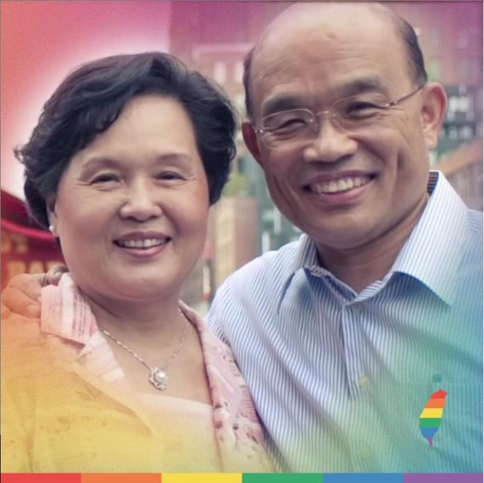 行政院長蘇貞昌17日在IG上貼出與夫人的合照，兩人笑的十分含蓄，他寫道，「恭喜大家都可以結婚了！」（圖／翻自蘇貞昌IG）